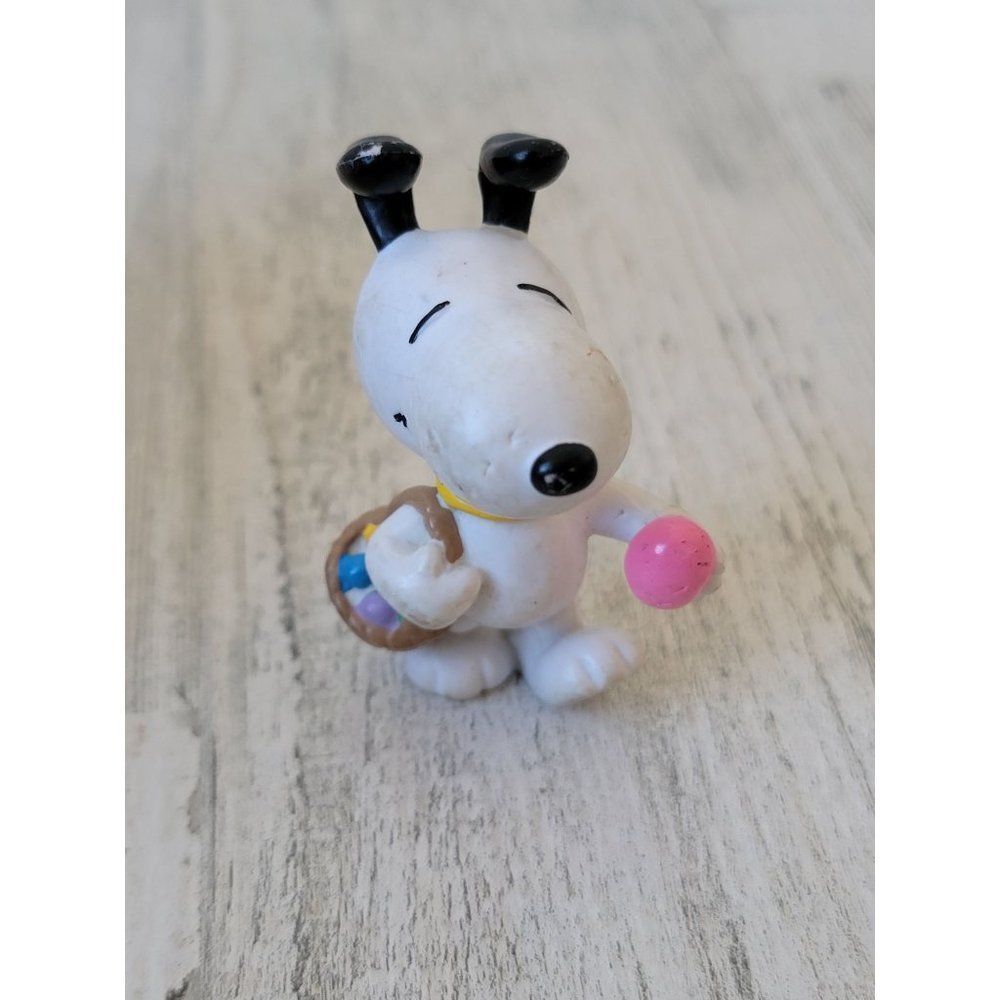 Applause Snoopy Easter egg basket toy figure